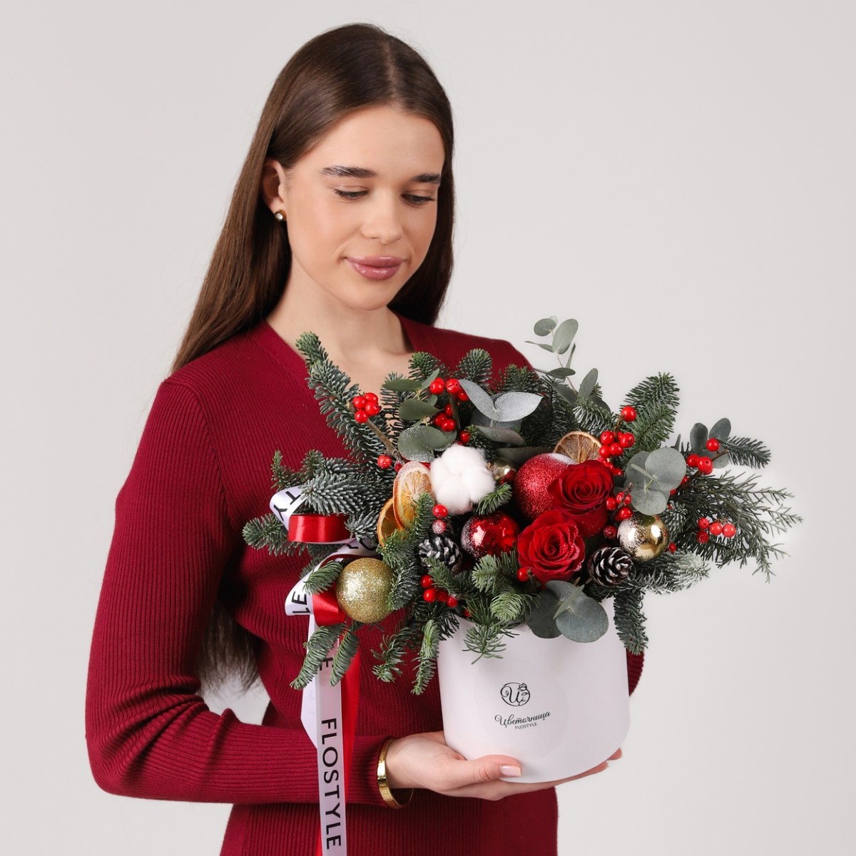 zimnyaya novogodnyaya kompoziciya iz datskoj eli i rozami 5-5